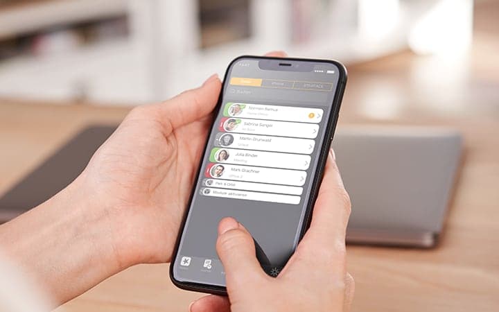 Die STARFACE-App auf dem Smartphone mit Kontaktliste.