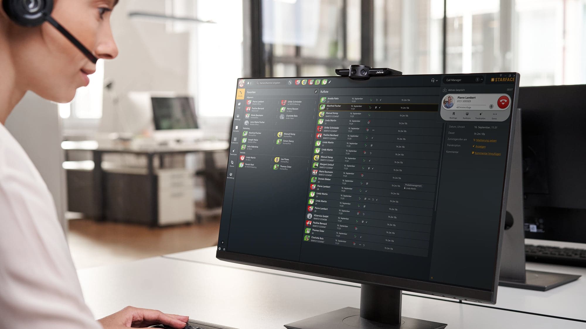 Mitarbeiterin mit Headset telefoniert über den STARFACE-Client am PC.