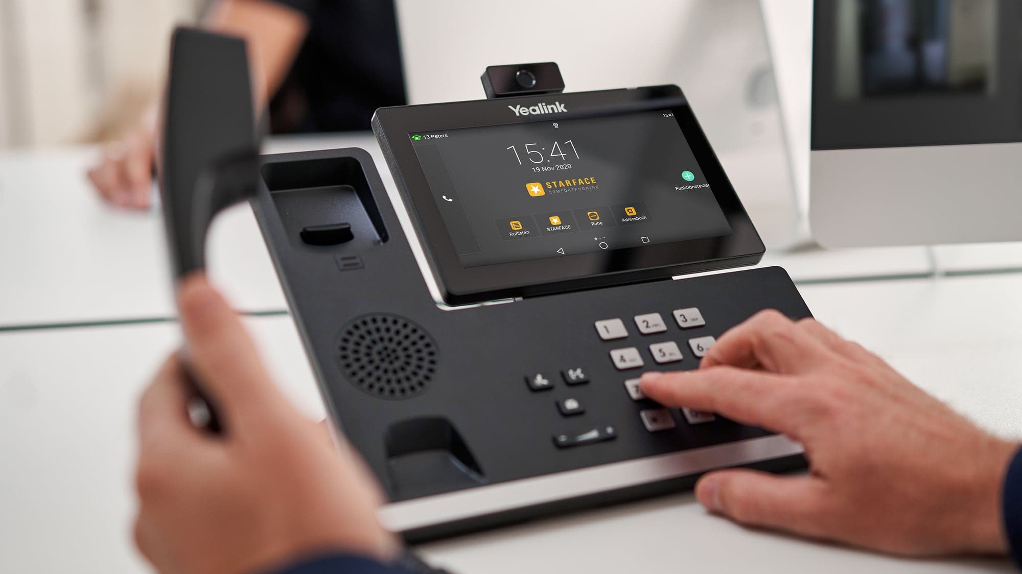 Tischtelefon von Yealink mit STARFACE-Oberfläche.